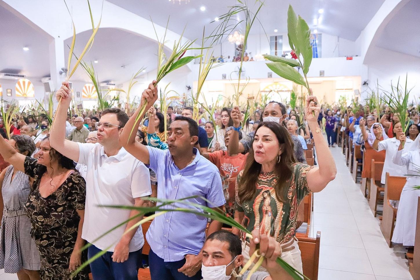 Joel Rodrigues e Margarete Coelho rezam juntos no Domingo de Ramos