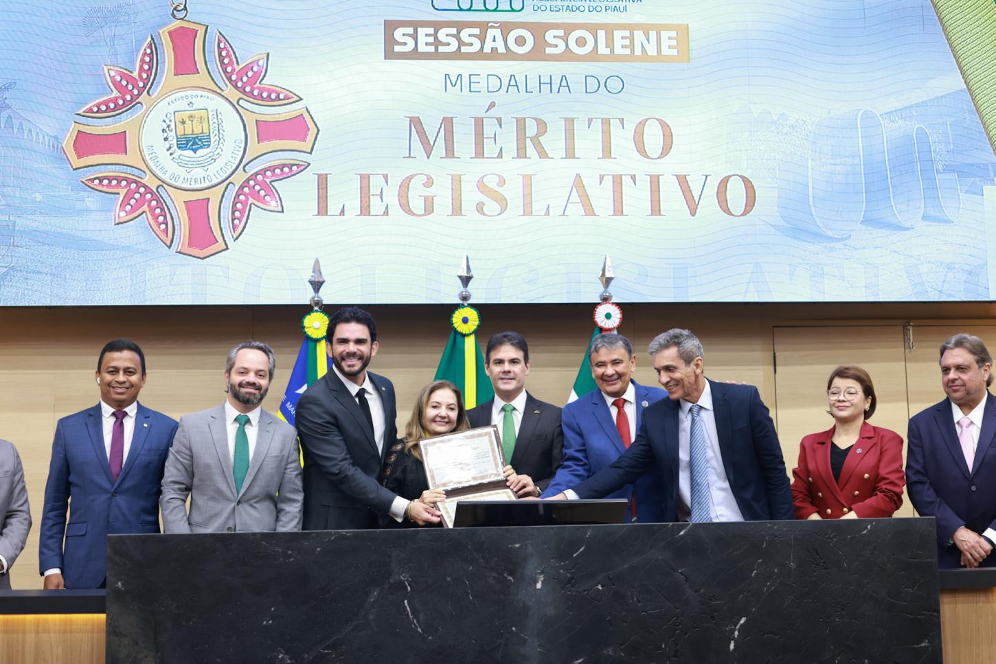 Ministra Liana Chaib recebe a Medalha do Mérito Legiaslativo