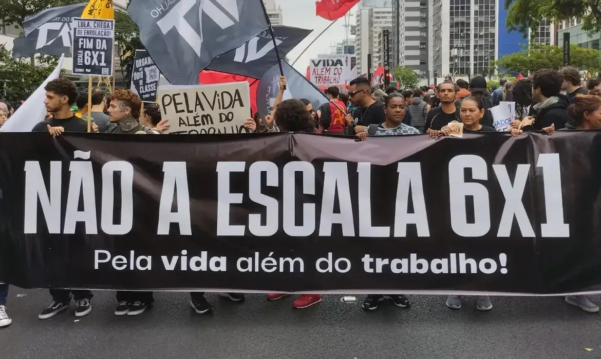 Pesquisa Datafolha revela que 71% dos brasileiros apoiam fim da escala 6x1
