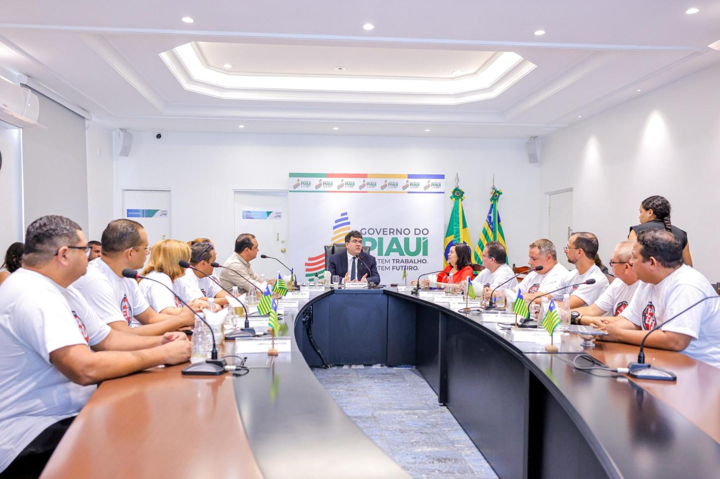 Rafael anuncia IPVA zero para motoristas por aplicativo em reunião com a categoria