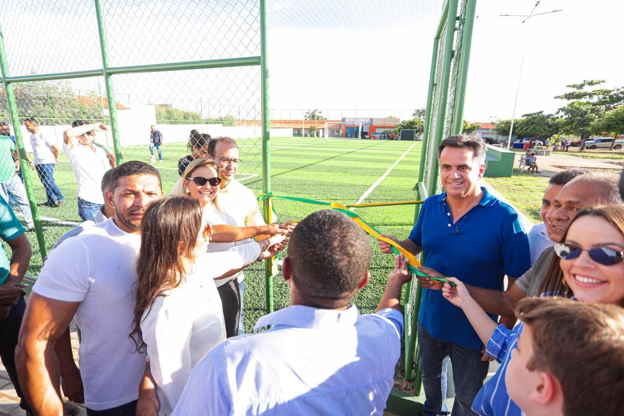 Senador Ciro Nogueira inaugura campo de futebol em São José do Peixe