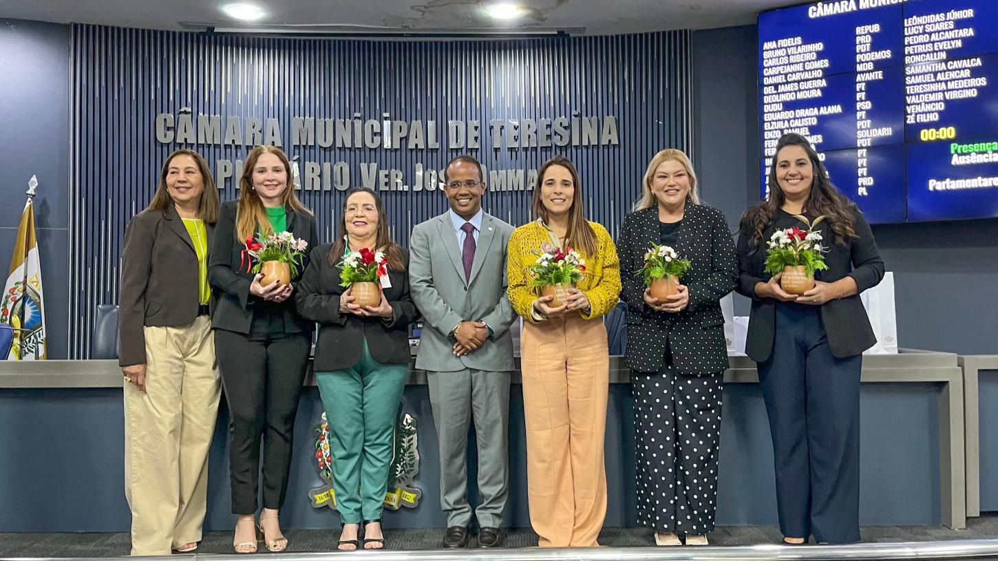 Vereadoras recebem flores pelo Dia Internacional da Mulher