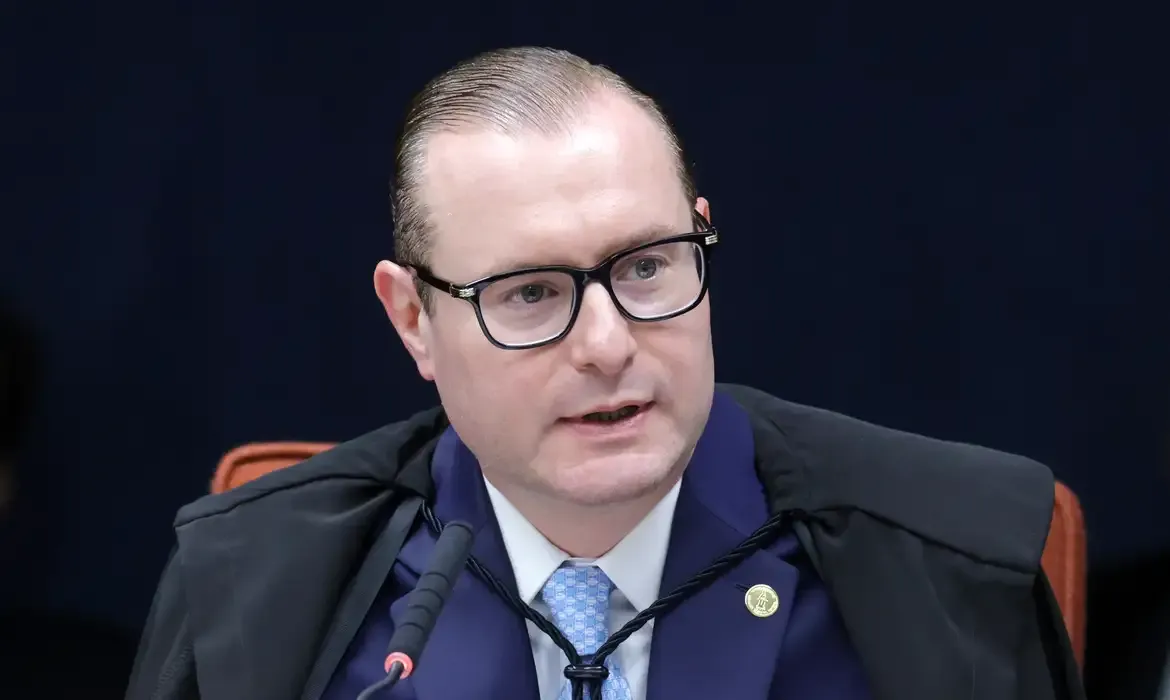 Zanin contraria a maioria e suspende eleição indireta para governo do Rio