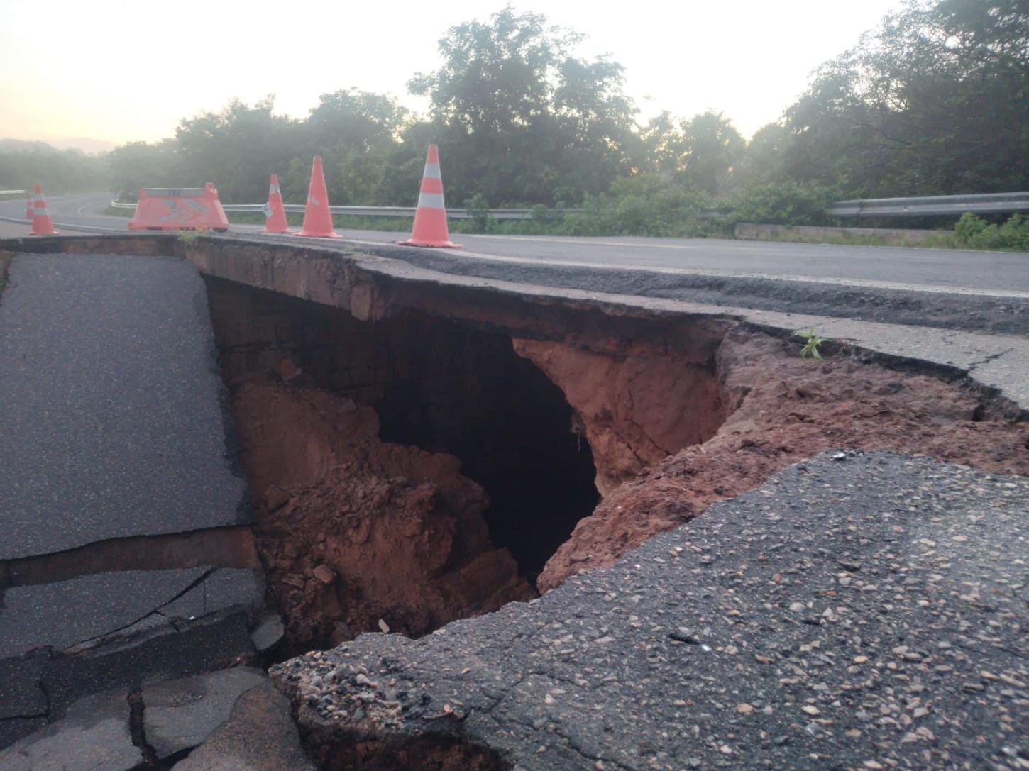 Cratera interdita parcialmente a rodovia BR-343 próximo a Bom Princípio