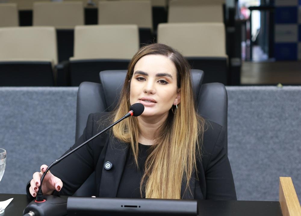 Deputada Bárbara do Firmino retorna à Alepi após licença-maternidade