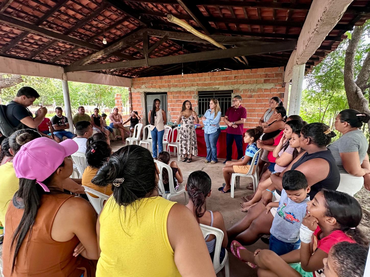 Deputada Simone apresenta obra de quadra esportiva e academia de saúde