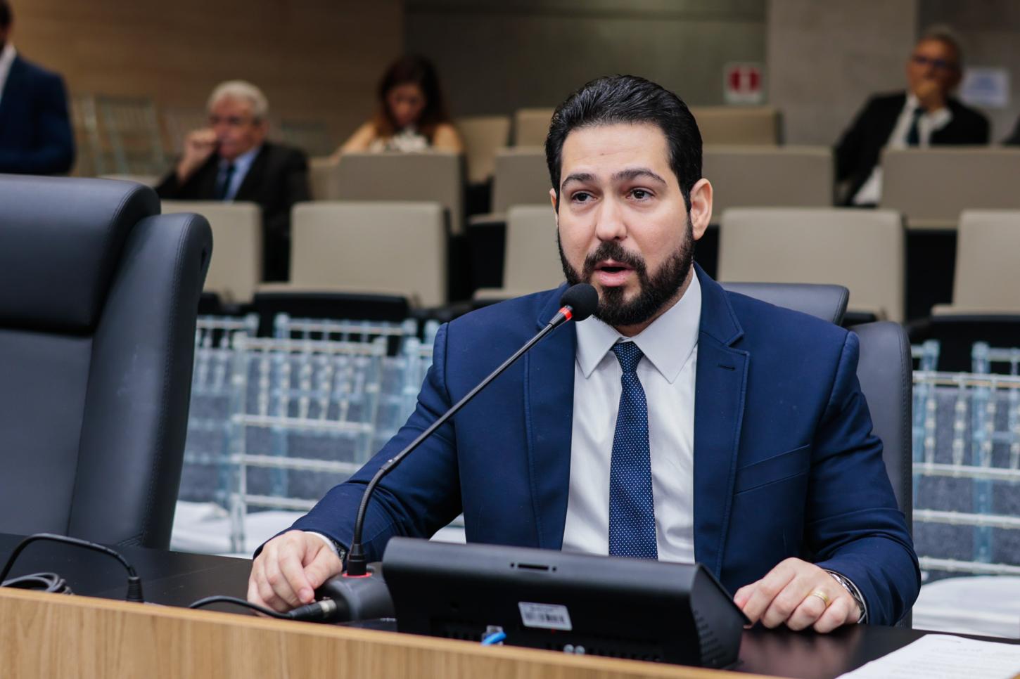 Felipe Sampaio se licencia do mandato e Ziza Carvalho assume na Alepi