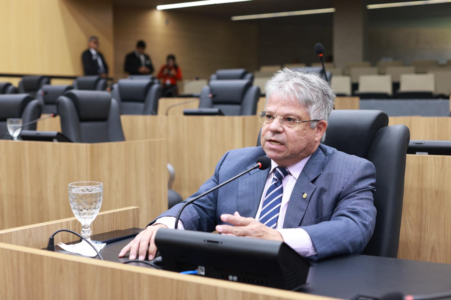 Gustavo Neiva e Evaldo Gomes divergem sobre atuação do governo em atender população