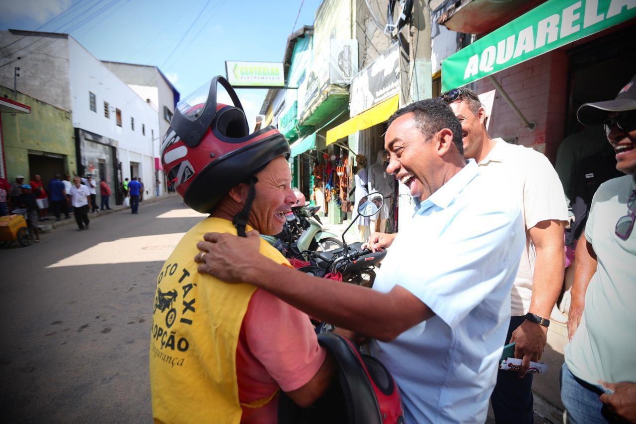 Joel Rodrigues e Margarete visitam o mercado de São Raimundo Nonato
