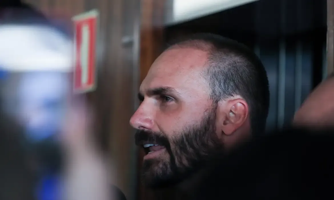 Ministra Cármen Lúcia vota para condenar Eduardo Bolsonaro por difamação