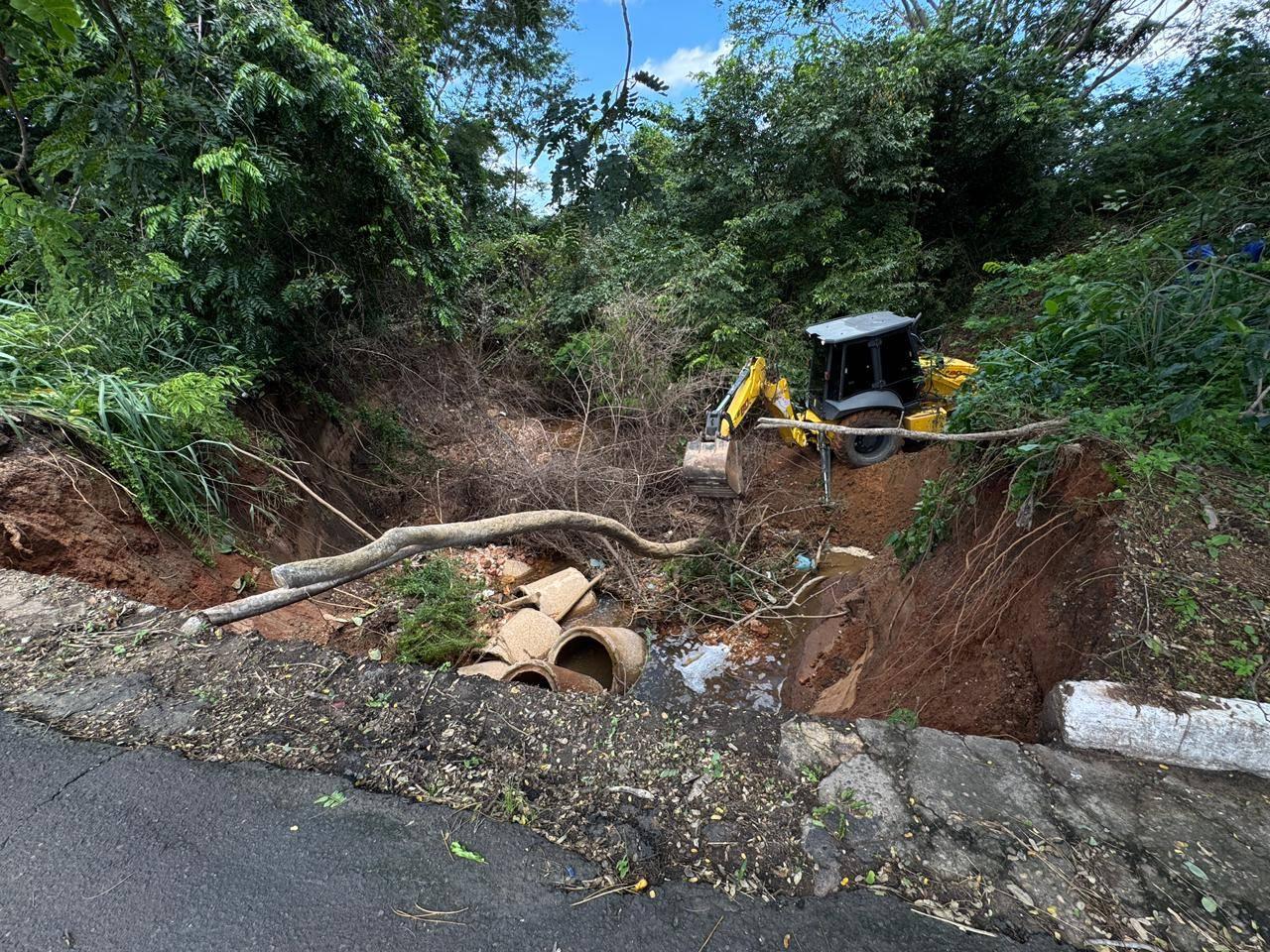 Prefeitura inicia recuperação da tubulação levada pela enxurrada na Av. Maranhão em Teresina