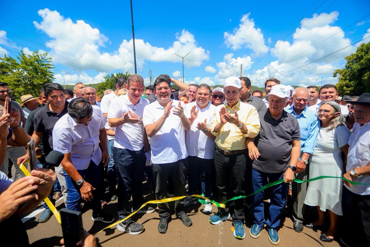 Rafael entrega asfalto e anuncia mais de R$ 15 milhões em São José do Piauí