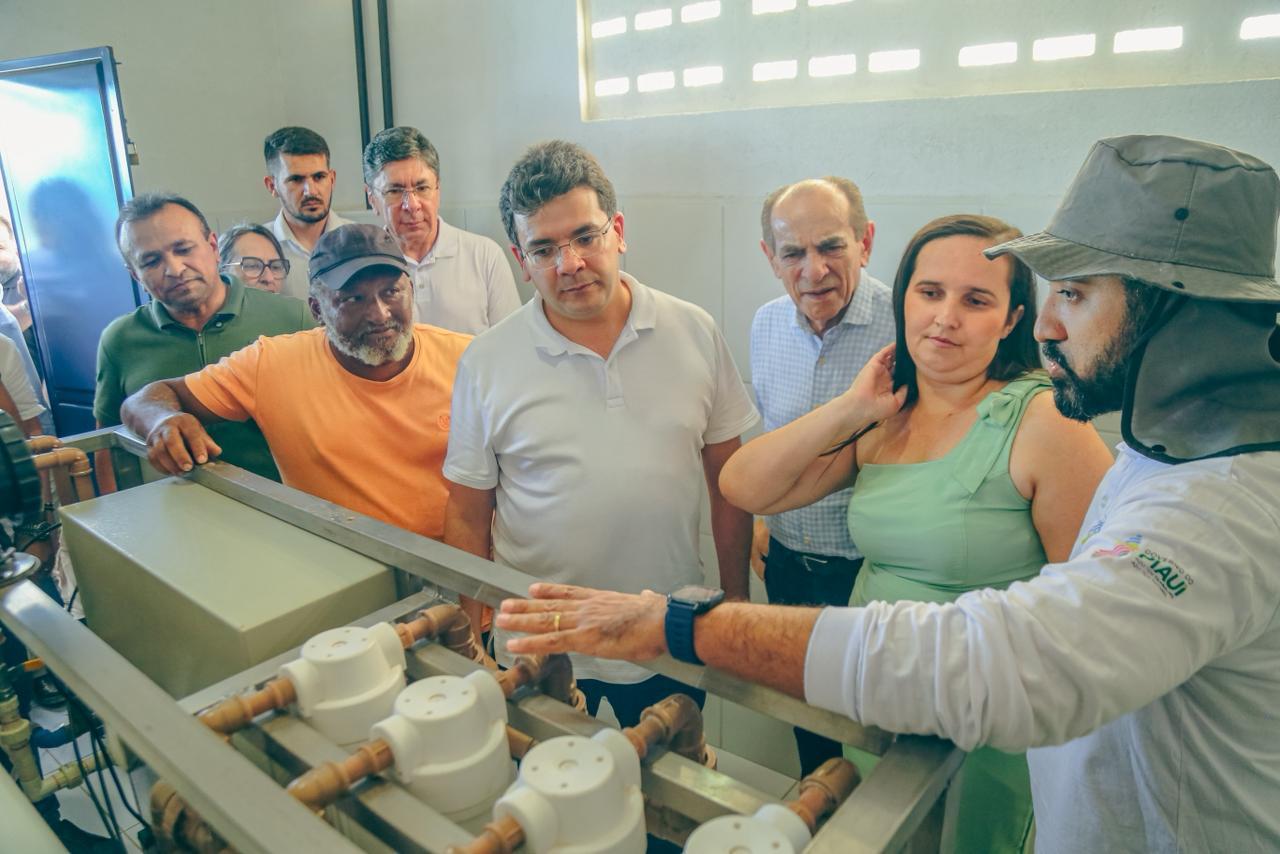 Rafael entrega sistema de dessalinização de água e reforma de escola em Acauã