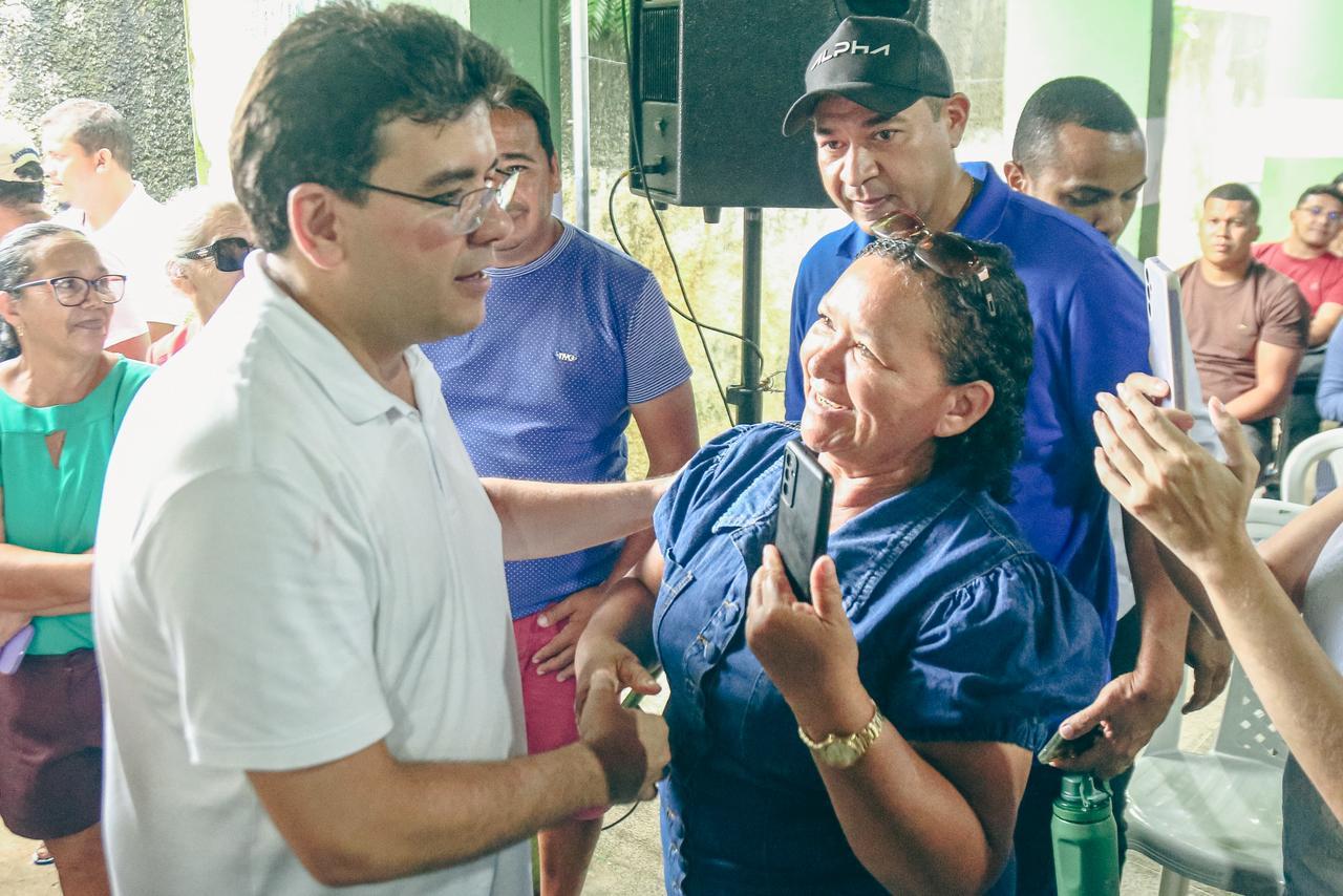 Rafael visita obras, autoriza pavimentação, reforma de estádio e construção de praça