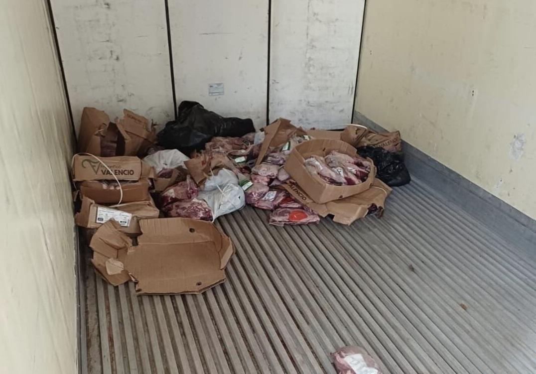 Adapi e PRF apreendem carga de carne vencida e sem refrigeração na BR-316