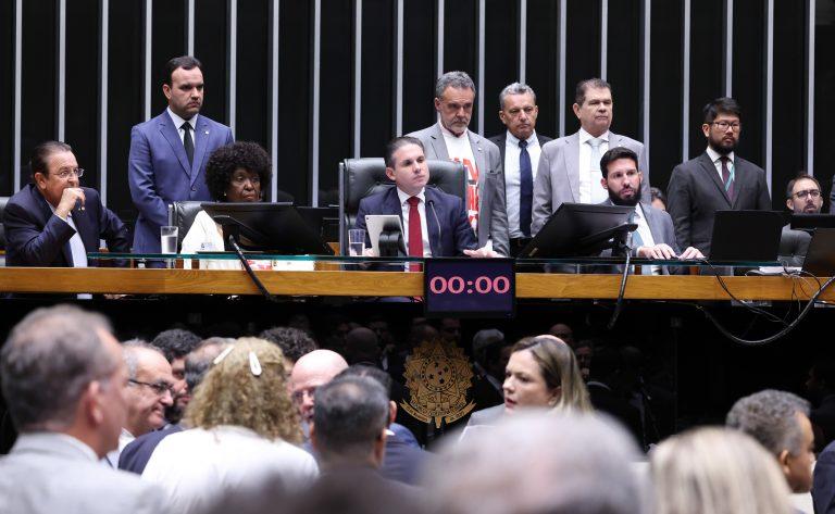 Câmara aprova fim da escala 6x1 com jornada máxima de 40 horas semanais