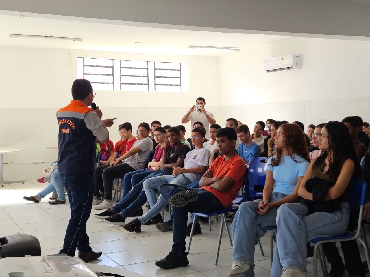 Defesa Civil leva formação sobre prevenção de riscos e primeiros socorros a estudantes