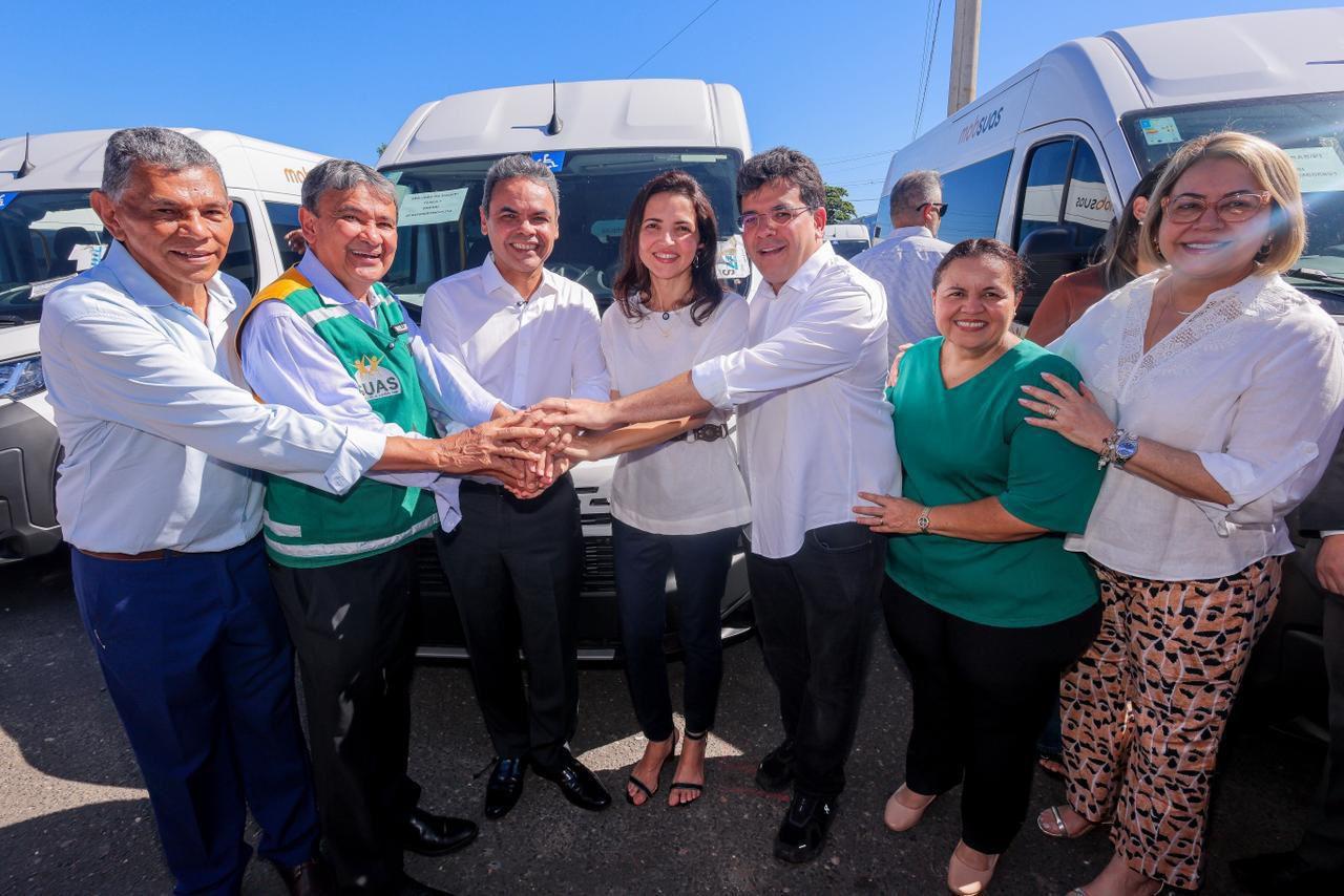 Deputado Gil Carlos participa de entrega de veículos do MobSUAS para municípios