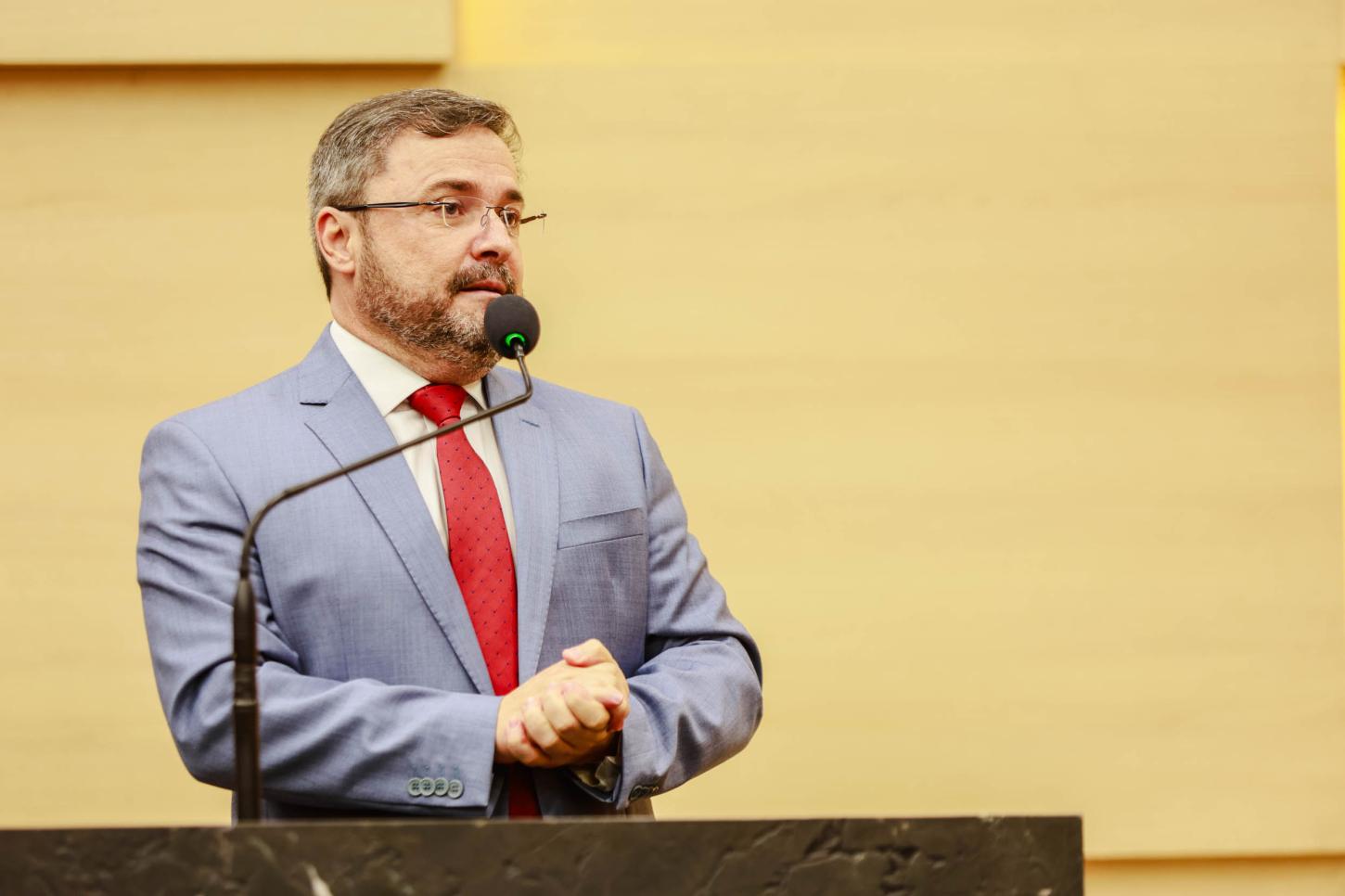 Fábio Novo sobe o tom das críticas à gestão do prefeito Sílvio Mendes em Teresina