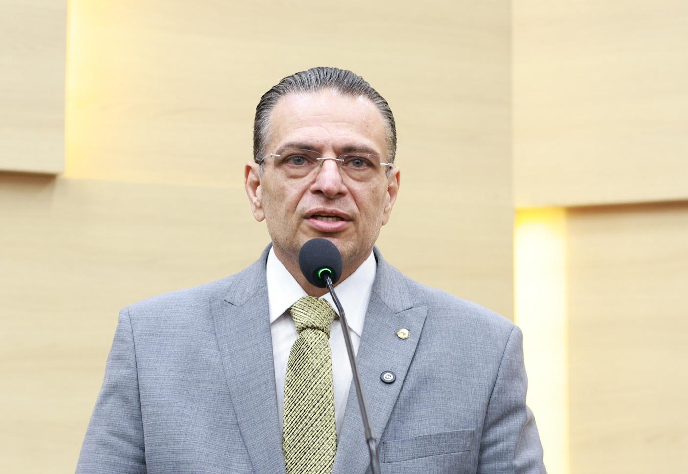 Gessivaldo Isaías cobra melhorias nos serviços da Águas do Piauí