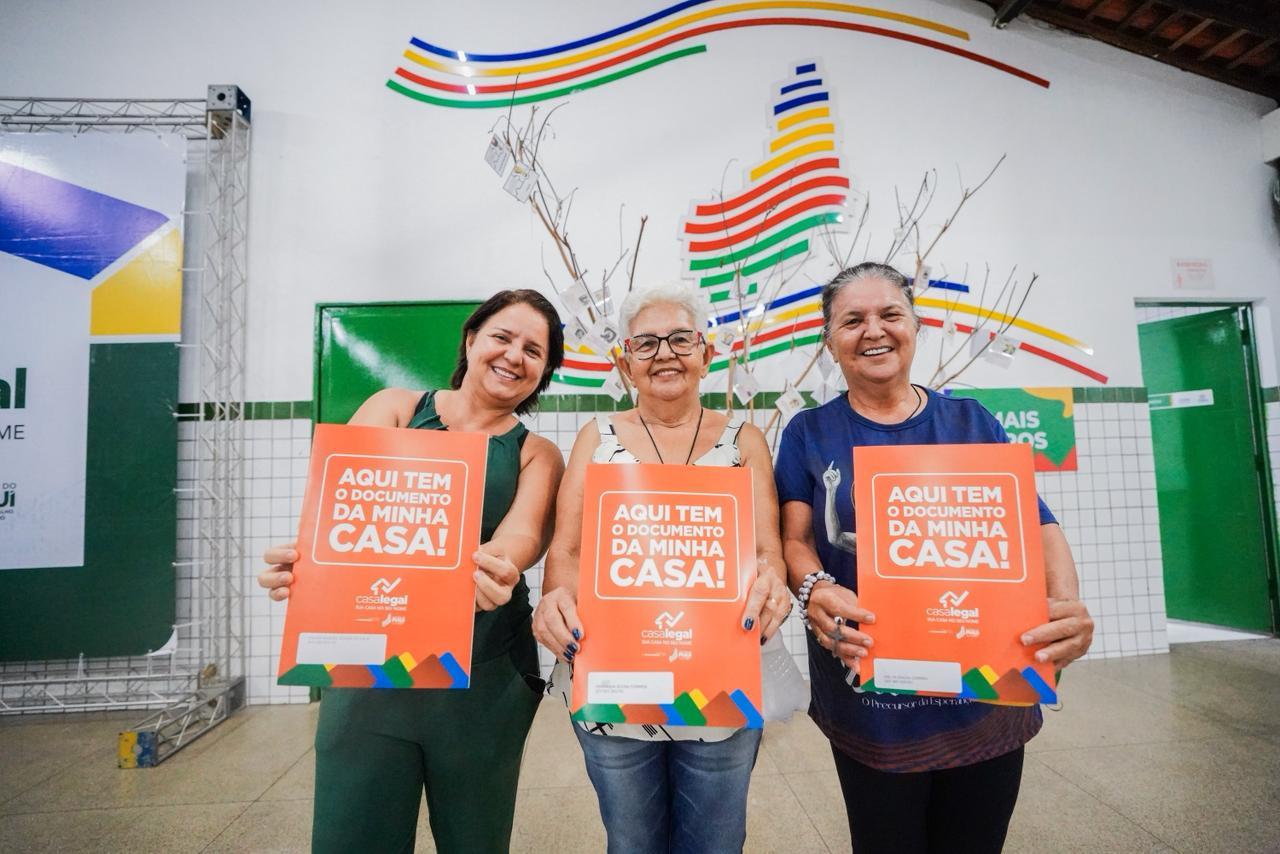 Governo do Piauí entrega mais de mil registros de imóveis em Teresina