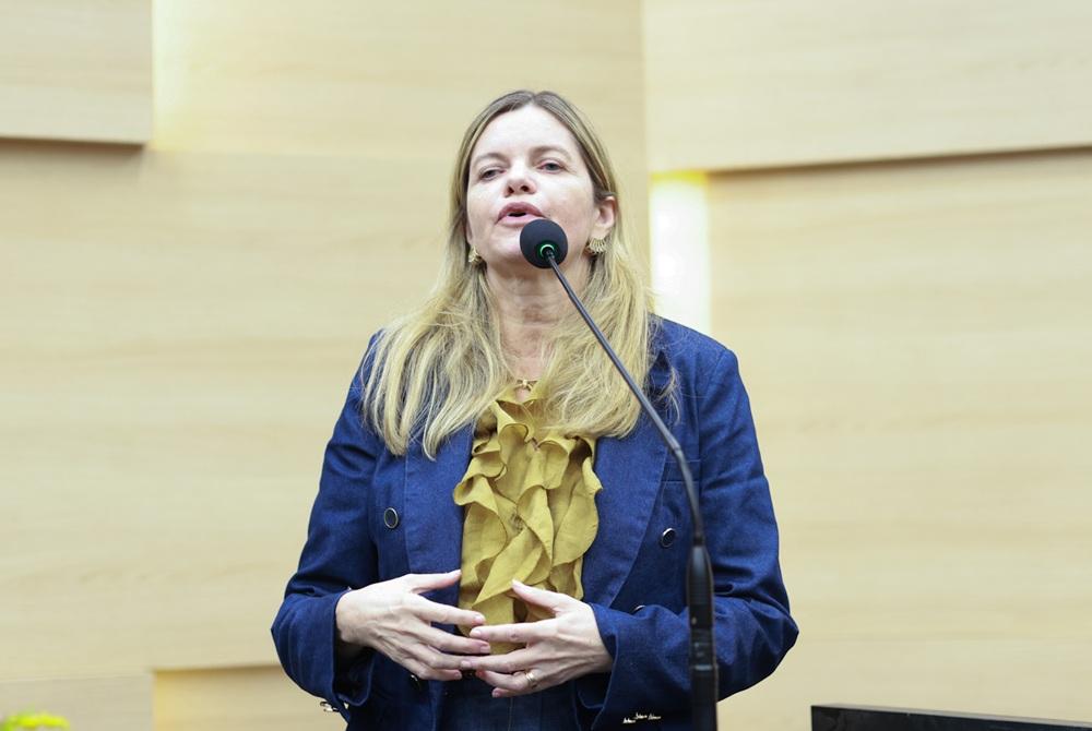 Gracinha Mão Santa faz duras críticas ao senador Ciro na tribuna da Alepi