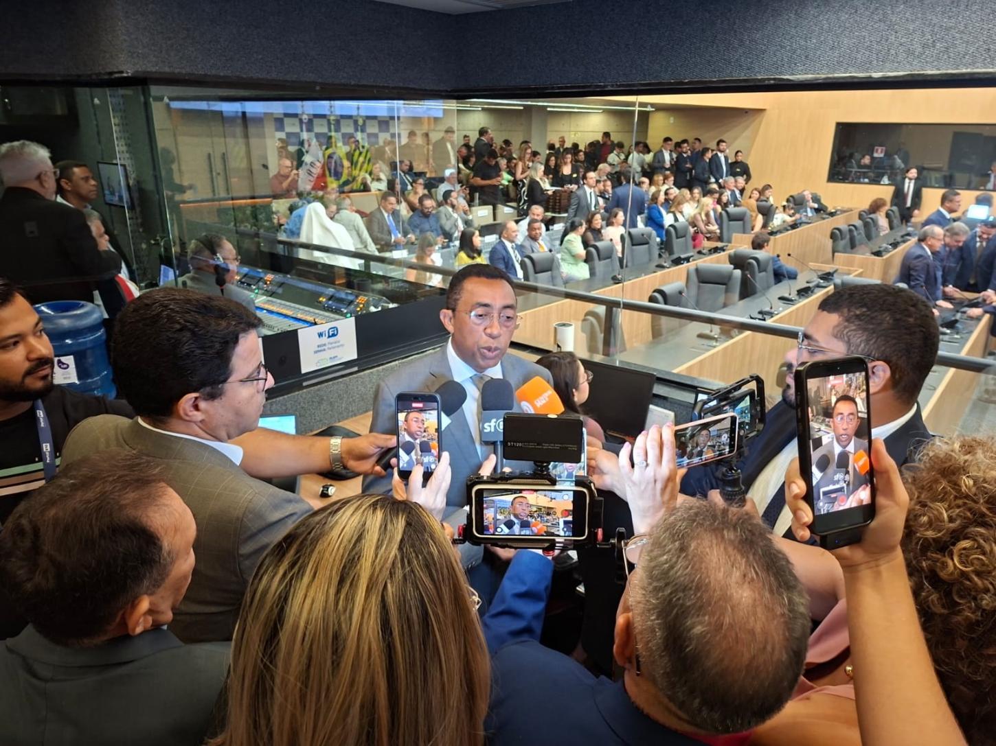 Joel Rodrigues comenta a exoneração de aliados pelo prefeito de Floriano