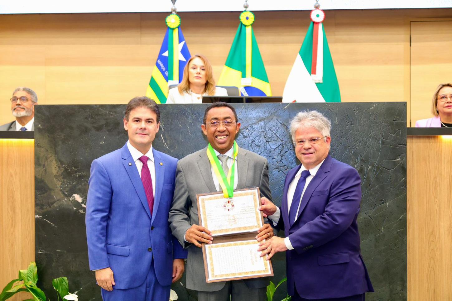 Joel Rodrigues recebe homenagem durante sessão solene na Assembleia Legislativa