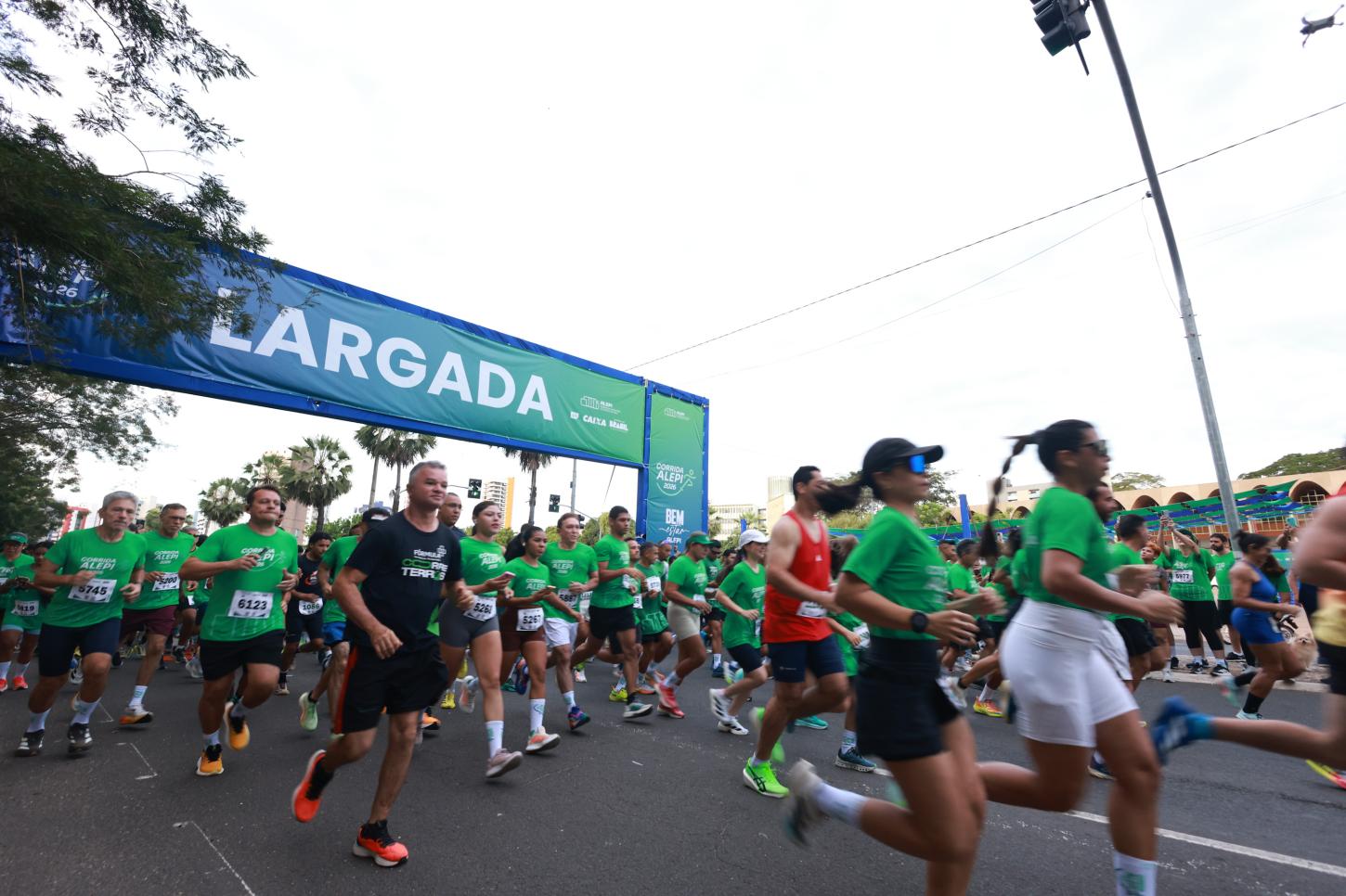 Mais de 1.500 pessoas acordaram cedo no domingo para participar da 2ª Corrida Alepi