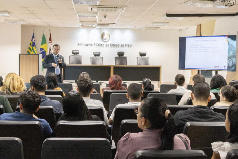 Ministério Público recebe estudantes do curso de Direito do Uninovafapi