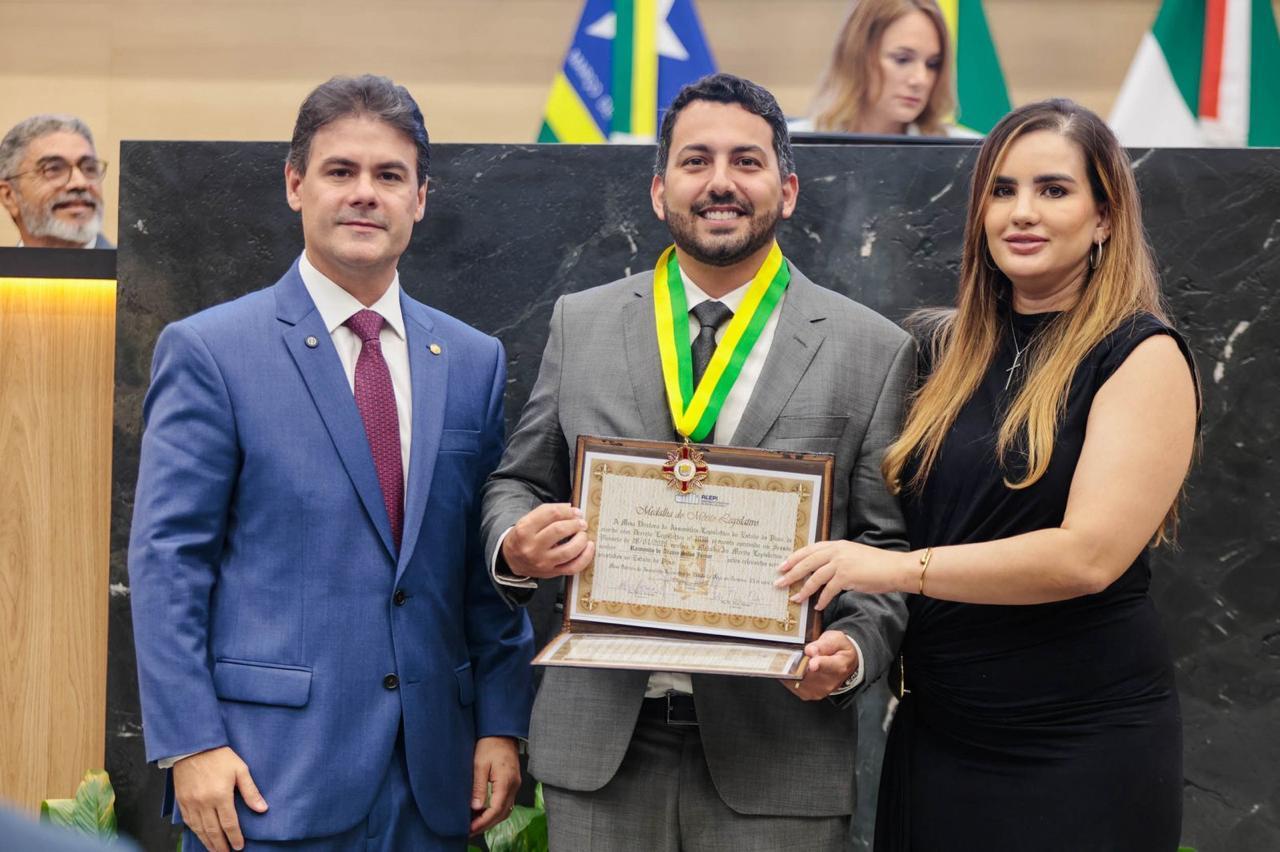 Pré-candidato a deputado estadual recebe Medalha do Mérito Legislativo
