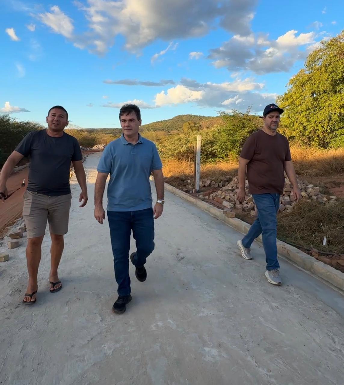 Presidente da ALEPI acompanha obras de calçamento no bairro Ipueiras