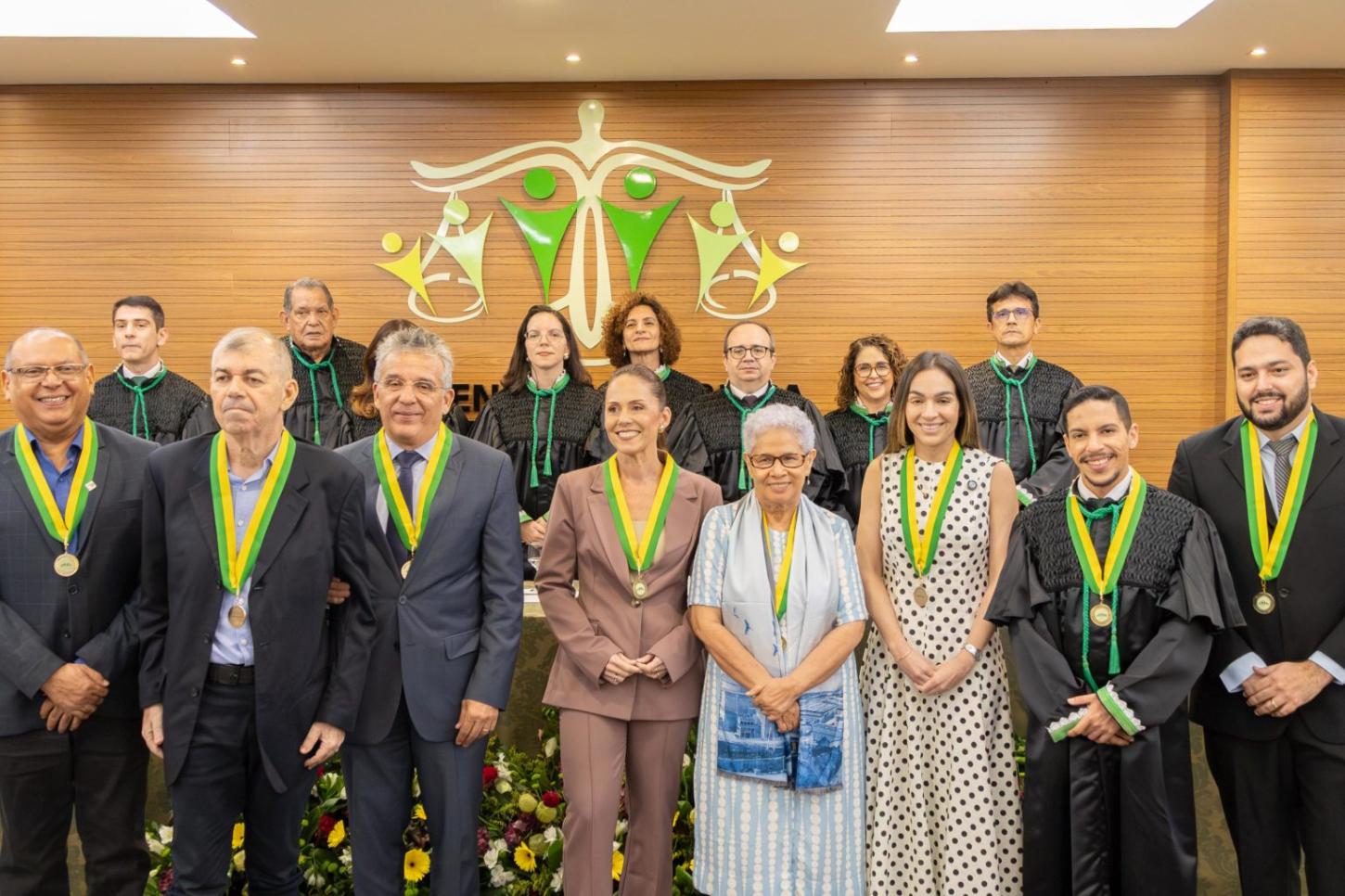 Promotora de Justiça do MPPI recebe Medalha do Mérito Defensorial