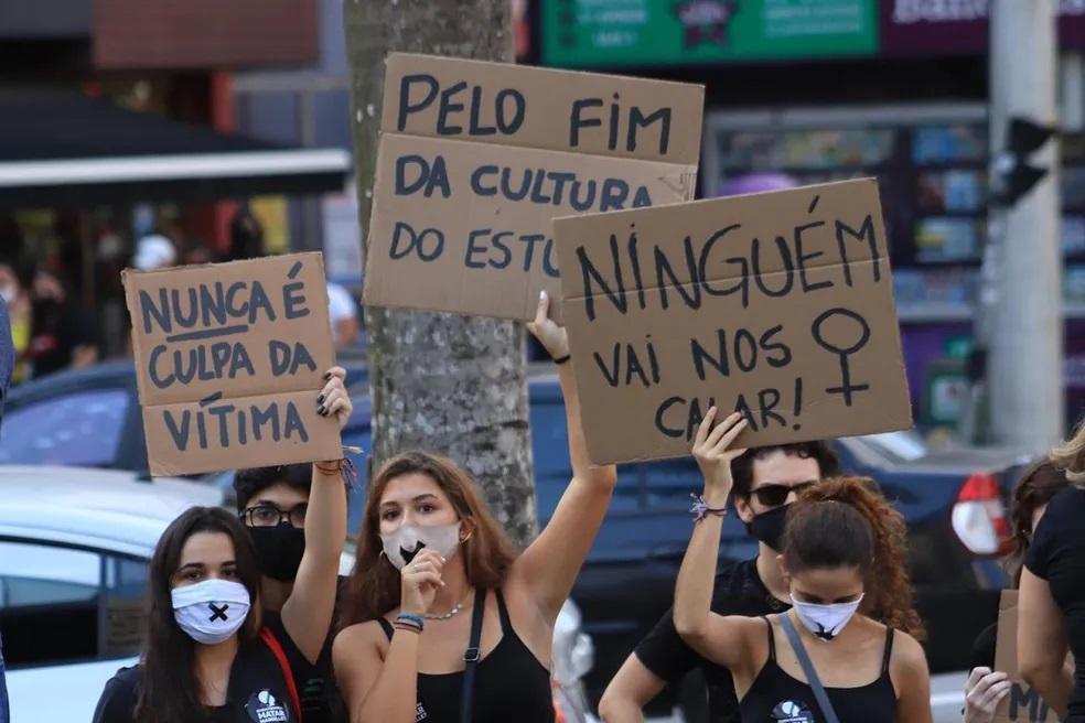 Quase 50% das mulheres maiores de 16 anos sofreram assédio em 2025