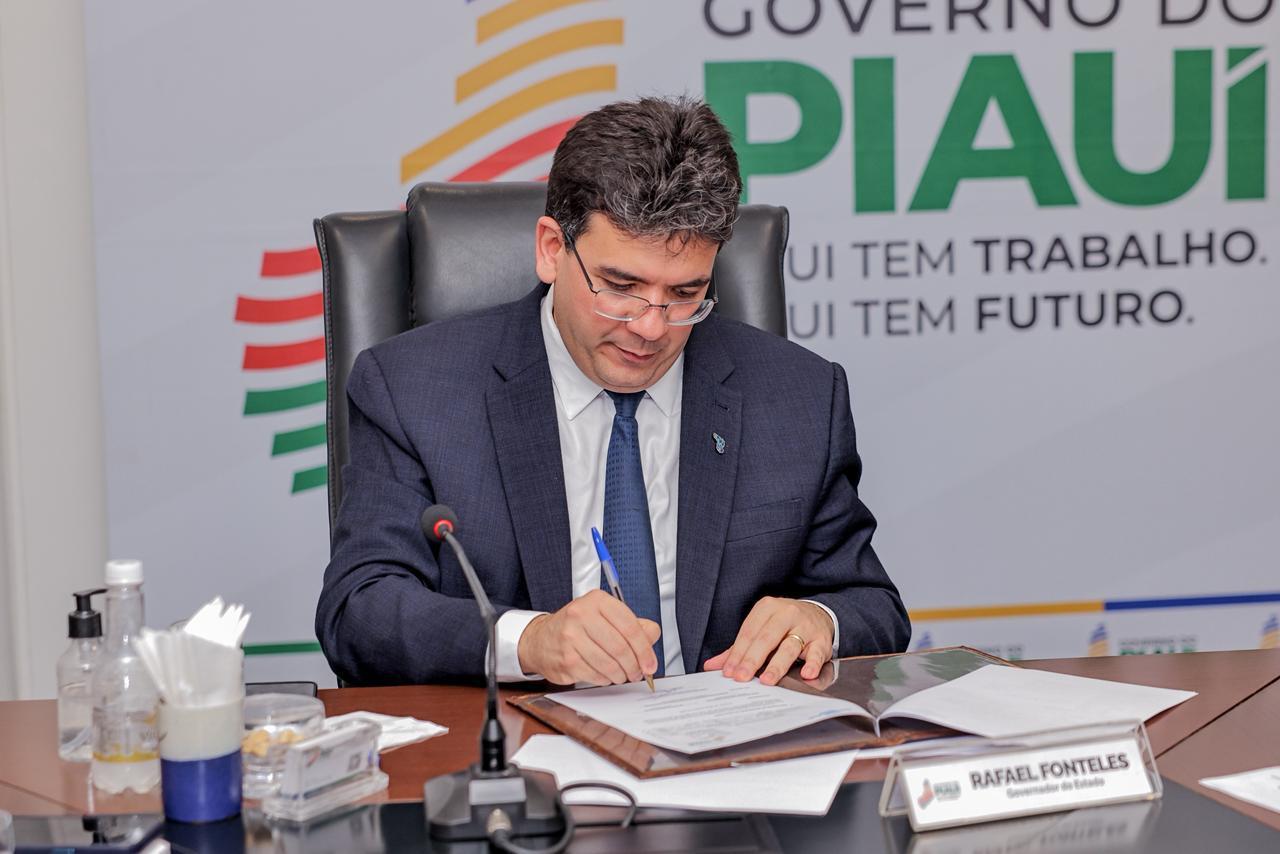 Rafael assina ordem de serviço para conclusão da Vila Olímpica de Parnaíba