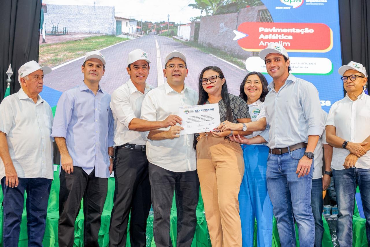 Rafael Fonteles entrega mais de 800 registros de imóveis e seis obras do OPA