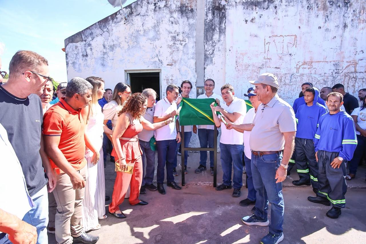 Rafael Fonteles visita obras de asfalto em 14 ruas de Santa Luz