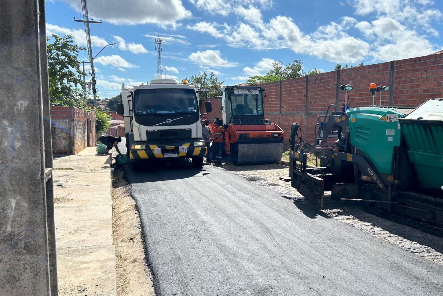 Rafael Fonteles vistoria obras do Programa Mais Asfalto na zona leste de Teresina