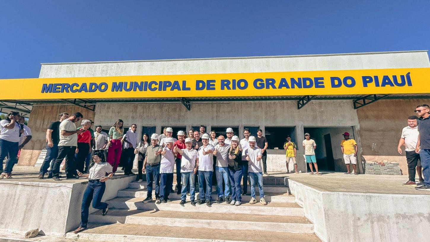 Rafael inspeciona obras de reconstrução do mercado em Rio Grande do Piauí