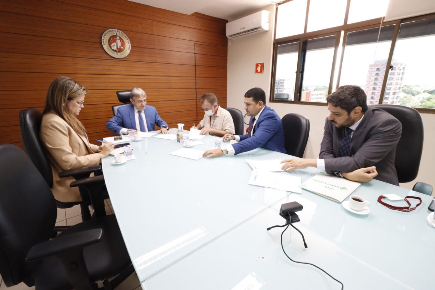 Cinco municípios firmam acordos com o MPPI para encerrar lixões