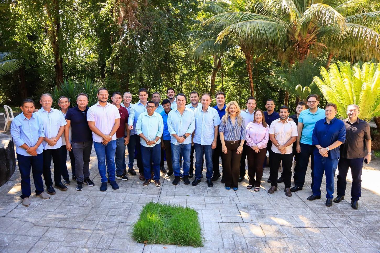 Senador Ciro Nogueira toma café da manhã com vereadores de Teresina