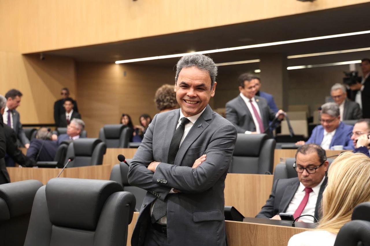Deputado Gil Carlos propõe ampliação do ensino sobre o Piauí na educação básica