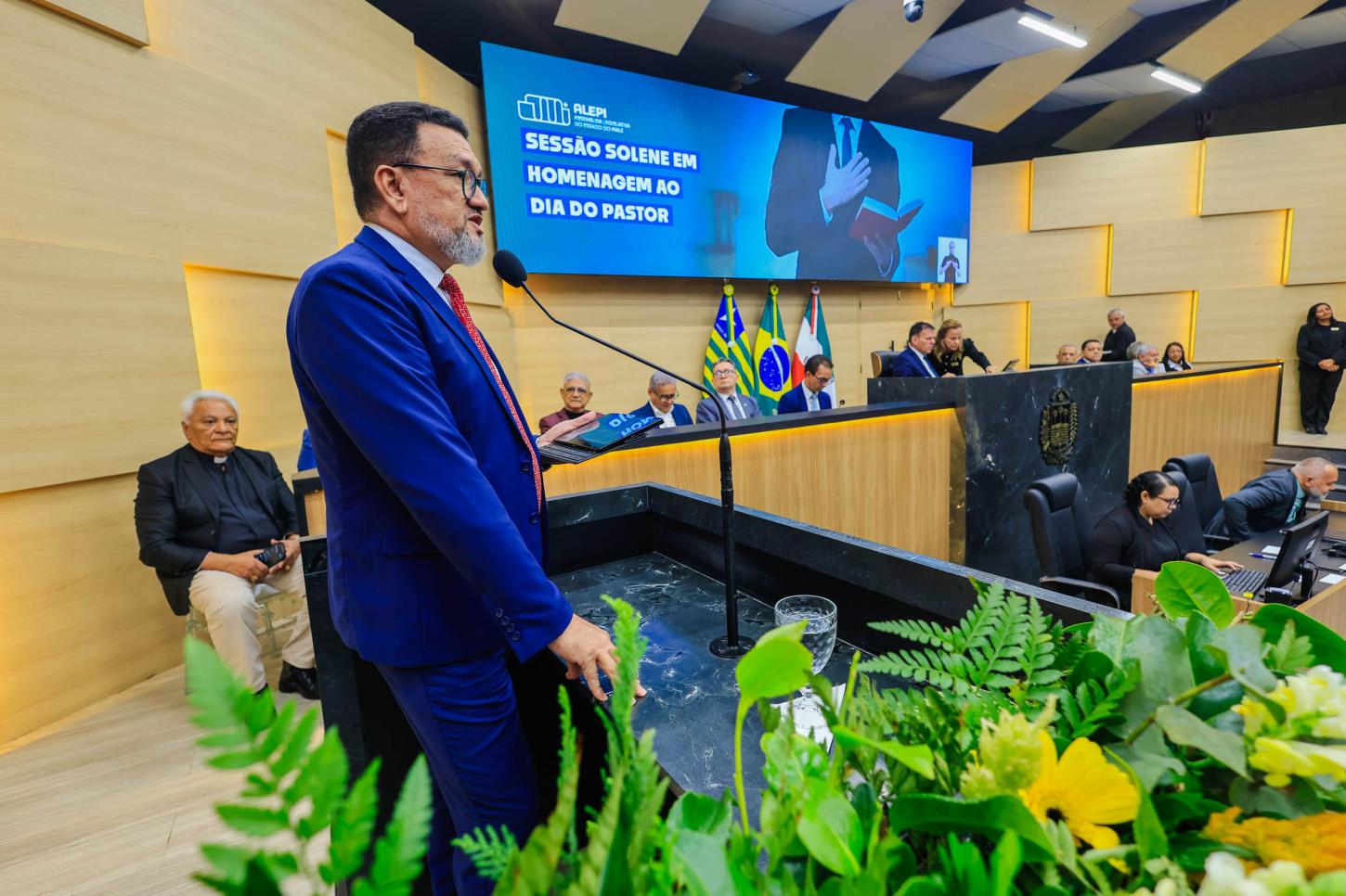 Deputados e secretário de Governo agradecem aos pastores em solenidade na Alepi