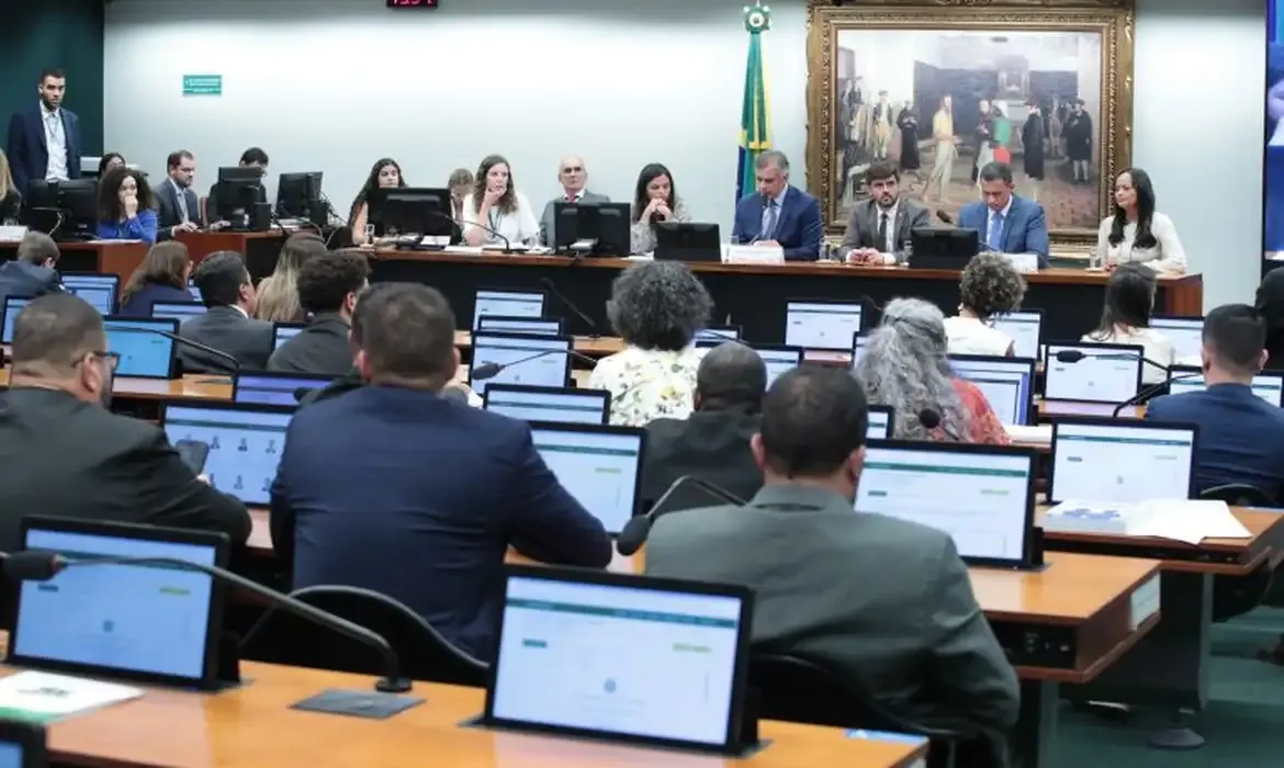 Deputados votam redução da maioridade penal de 18 para 16 anos