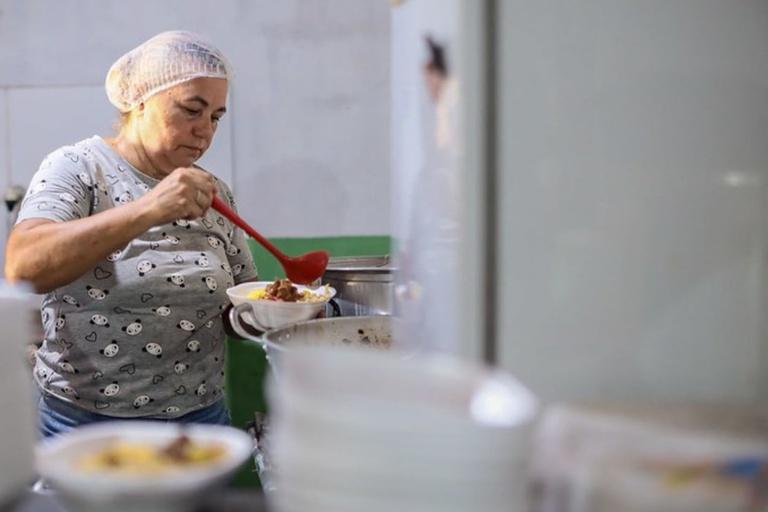 Fome cai mais de 70% entre mulheres, pessoas negras e crianças