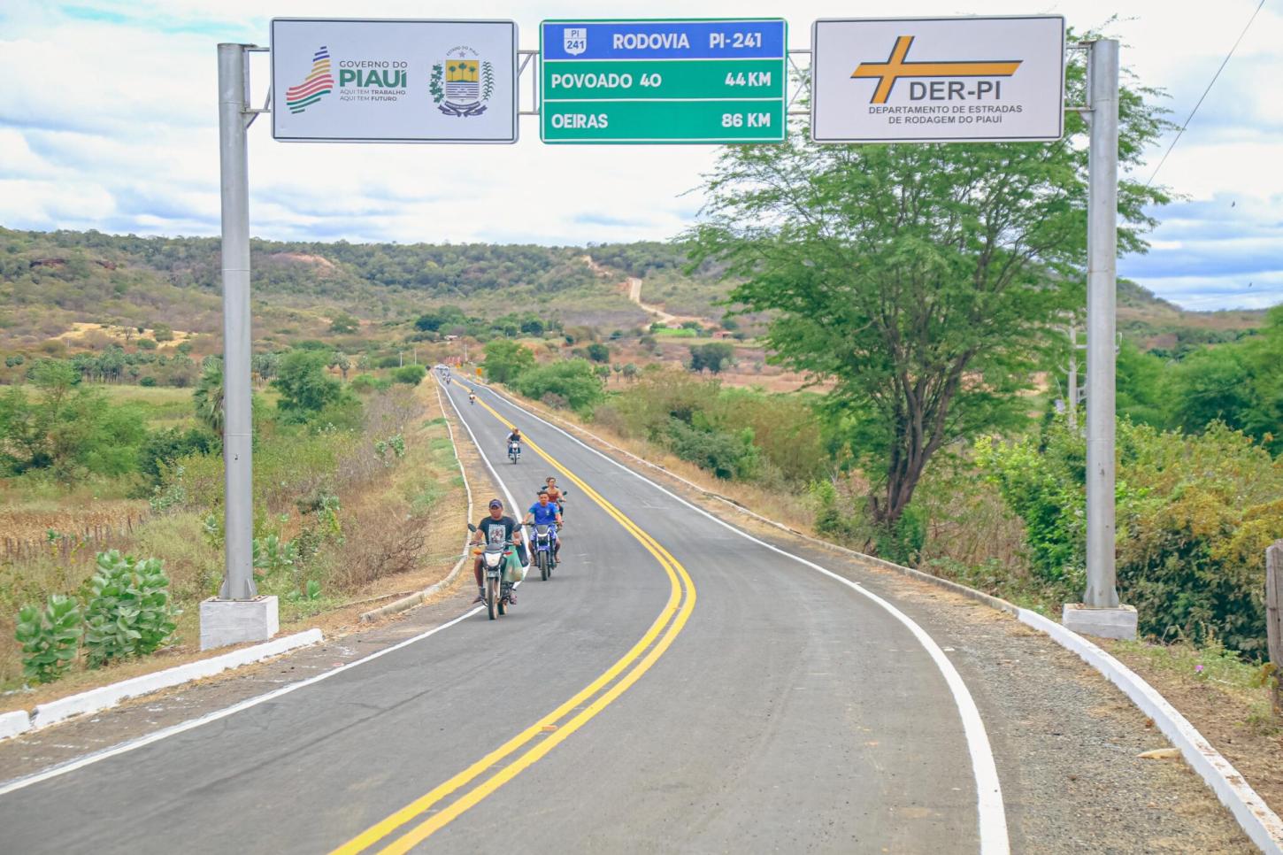 Governador inaugura recuperação da PI-241 em São Miguel do Fidalgo