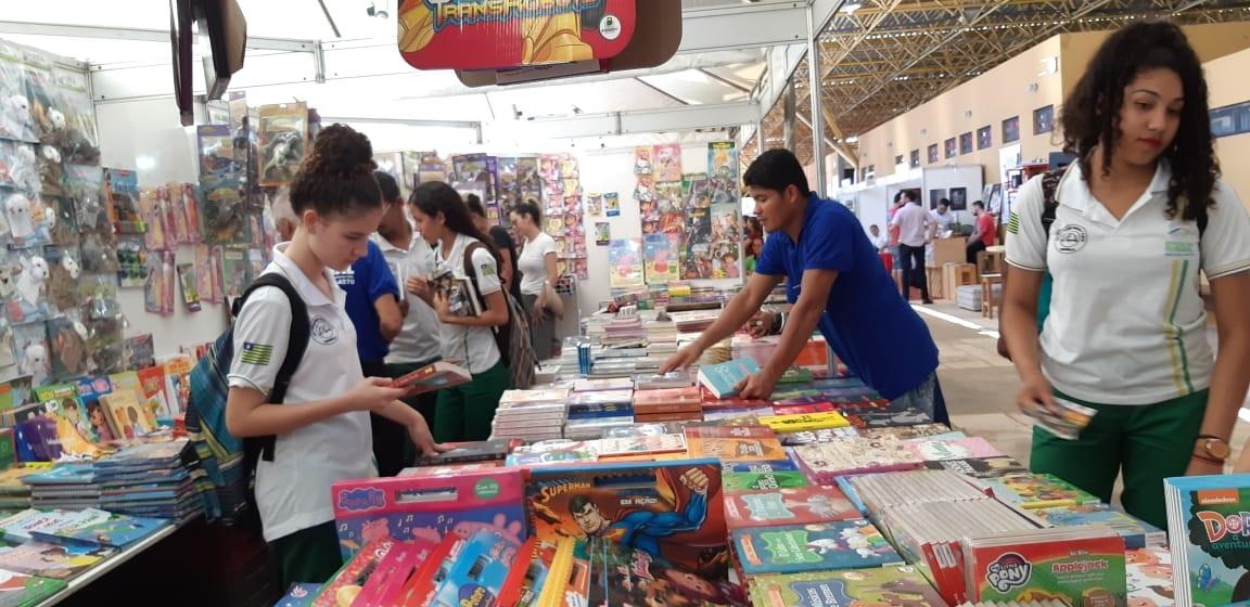 Governador visita 24º Salão do Livro do Piauí (Salipi) na tarde desta terça-feira (9)