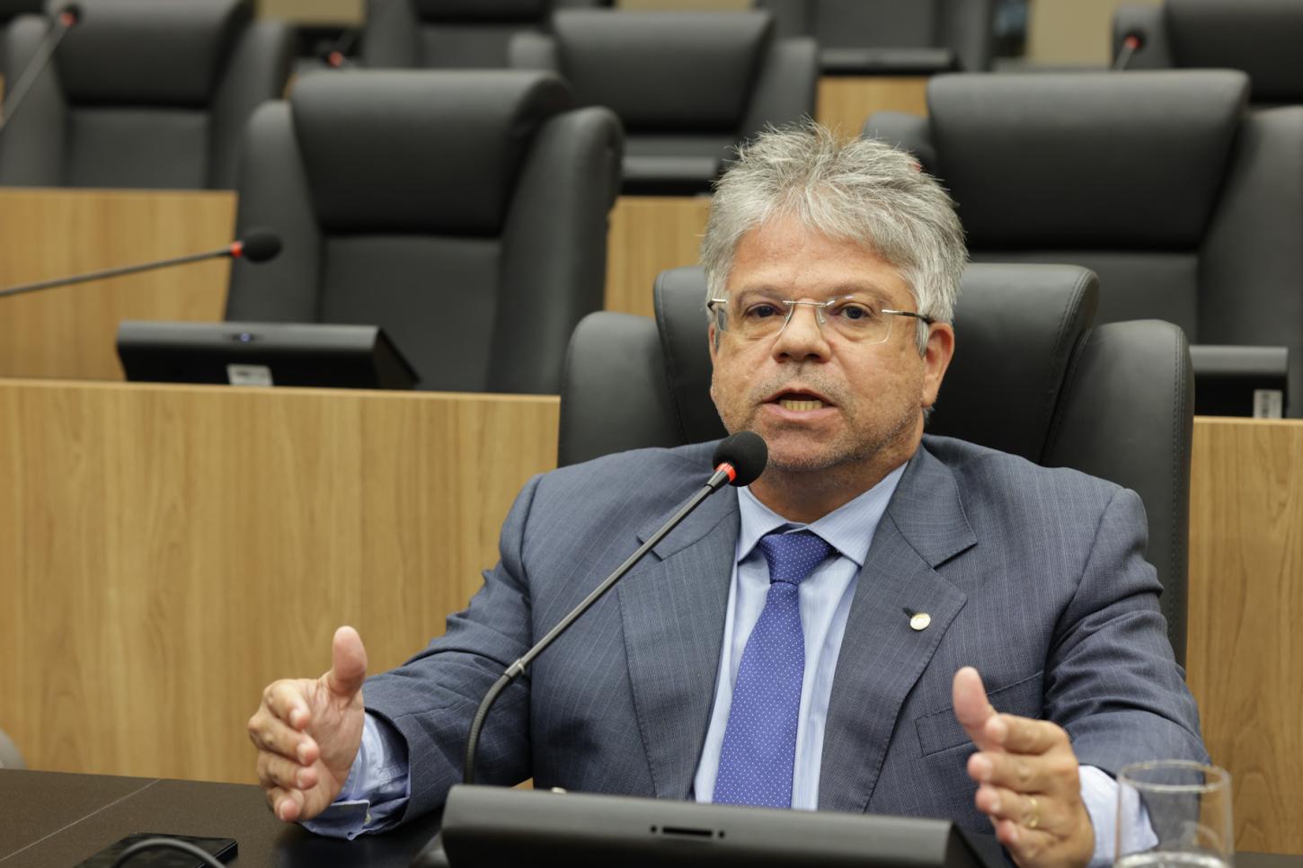 Gustavo Neiva quer saber o impacto da mudança na lei de empréstimo do governo