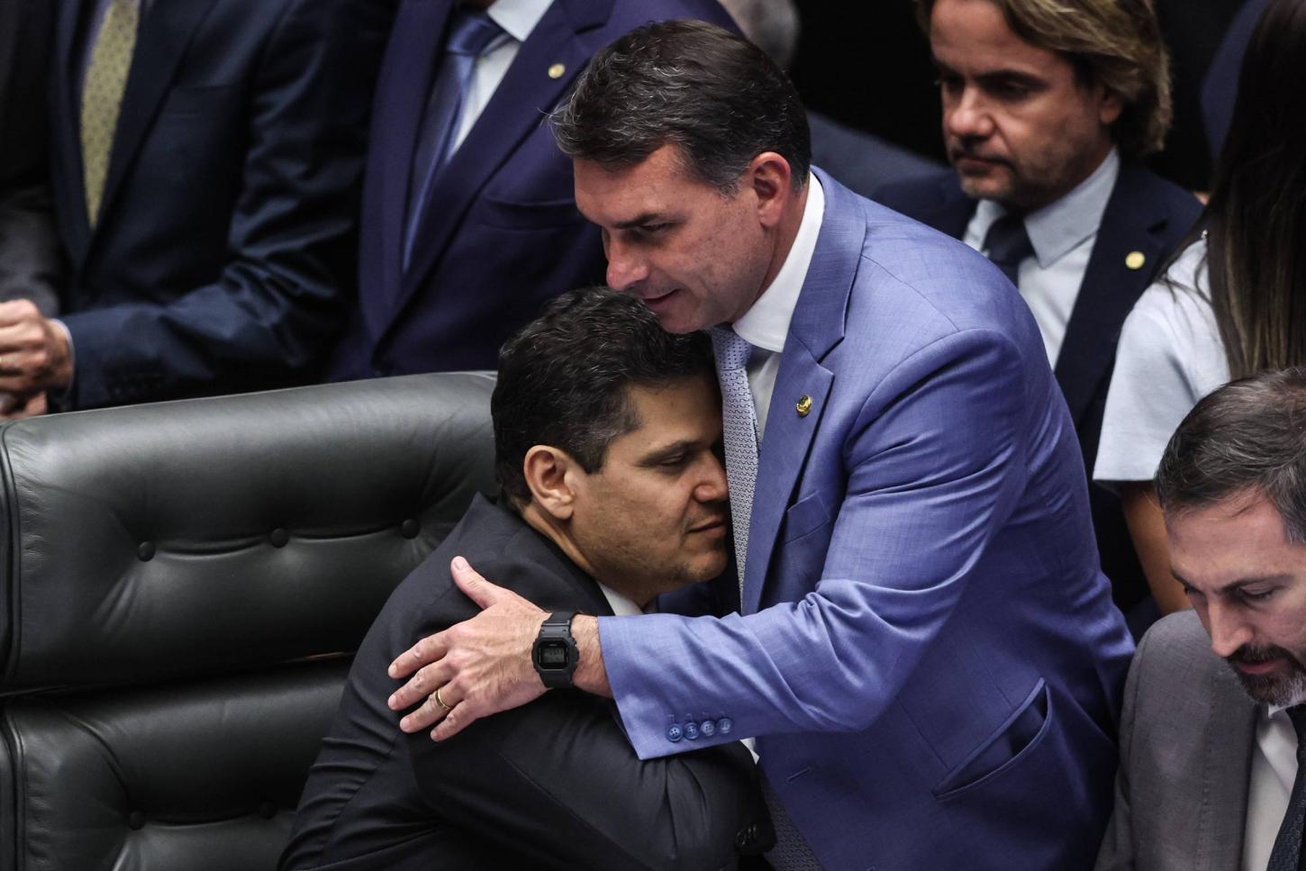 Alcolumbre manobra para atrasar a tramitação da PEC do fim da escala 6x1 no Senado
