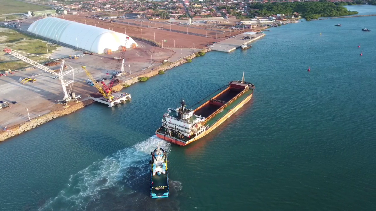 Porto Piauí inicia operações com exportação de minério de ferro para a China